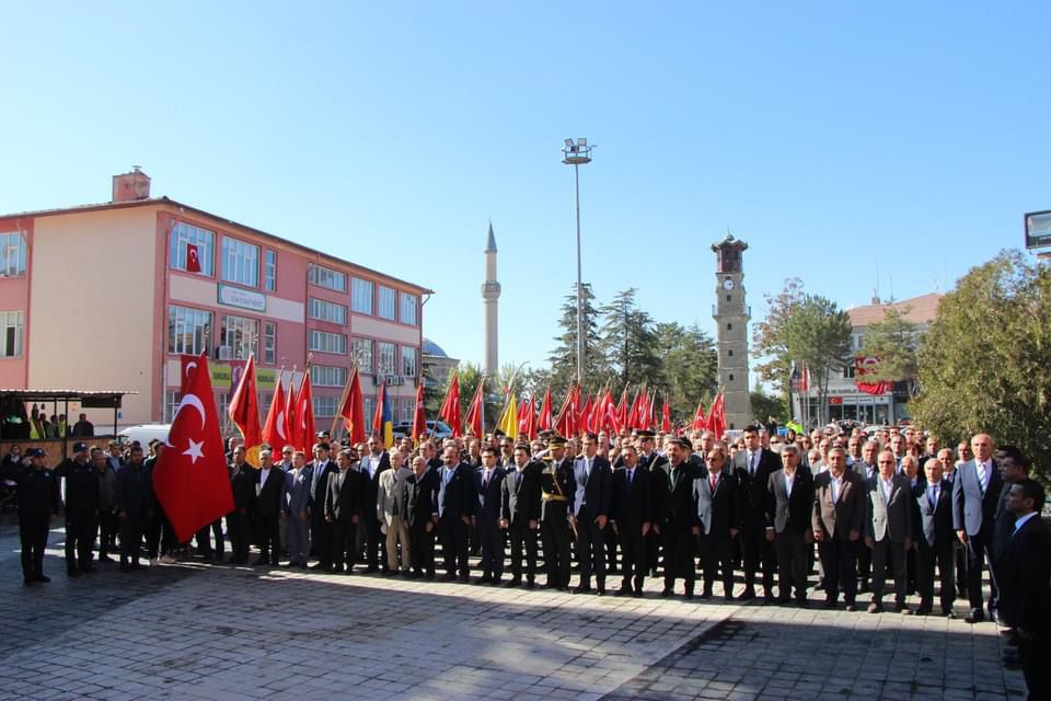 Kaymakamımız Mutlu KÖKSAL, 29 Ekim Cumhuriyet Bayramı kutlama programları kapsamında Çelenk Sunma Törenine katıldı.